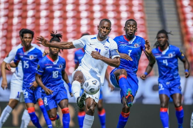 Haiti (áo xanh) có chiến thắng xứng đáng. Ảnh: Getty