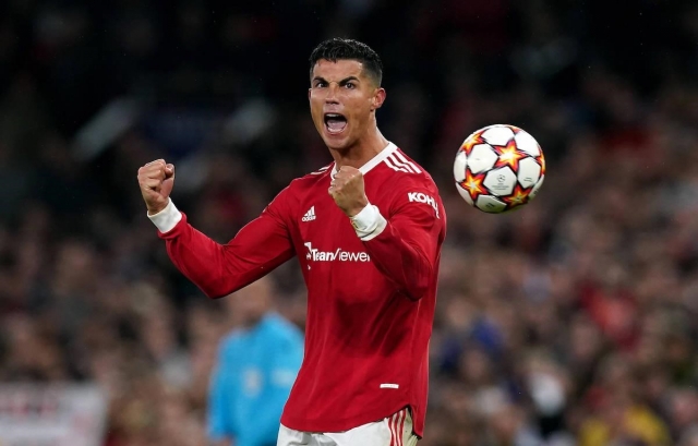 Cực sốc Ronaldo bị fan chửi tâm thần, Beckham lên tiếng giải cứu khỏi MU 186086