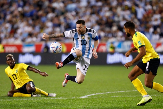 Messi gây sốt tại World Cup 2022, choáng với 'tình yêu' của fan ruột 216373