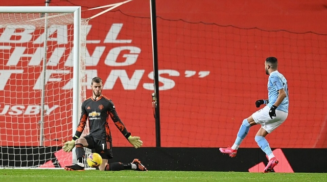 Mahrez suýt chút nữa có bàn thắng sau pha chuyền bóng của De Bruyne (Ảnh: Internet)