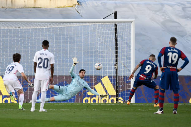 Trực tiếp Real Madrid 1-1 Levante: Courtois cản penalty Ảnh 1