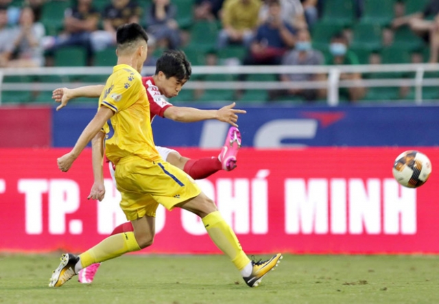 Trực tiếp TPHCM 5-1 Nam Định: Sai lầm khó tha thứ Ảnh 1