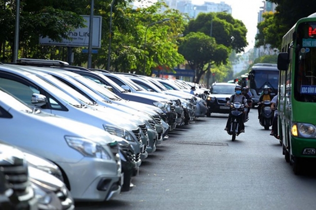 Đỗ ô tô nên hướng đầu xe ra ngoài