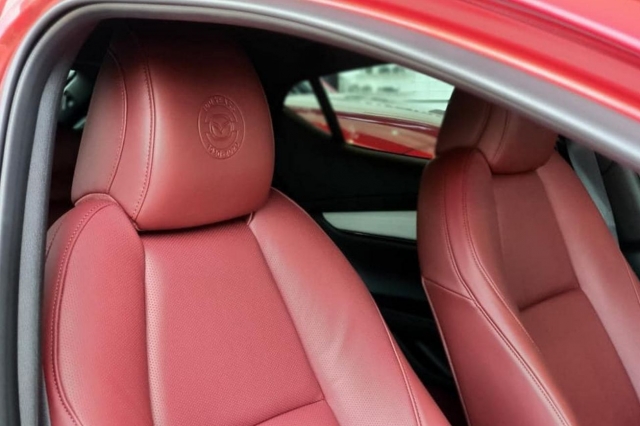 Logo dập nổi phần tựa đầu ghế Mazda 3