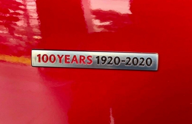 Huy hiệu 100 năm gắn hông xe Mazda 3