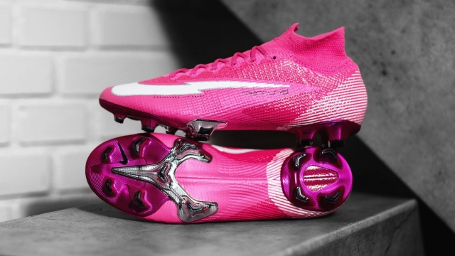 Công Phượng tập với giày đinh nhãn hiệu Mbappé 'cực độc'