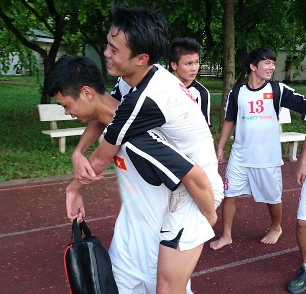 Văn Toàn đăng 'ảnh giường chiếu' chia tay Công Phượng lấy vợ Ảnh 1