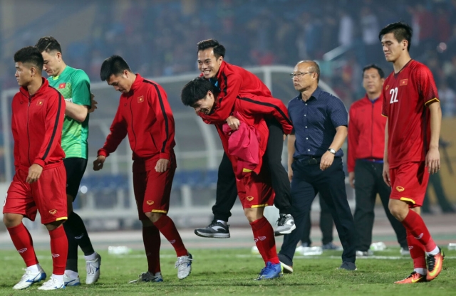 Văn Toàn đăng 'ảnh giường chiếu' chia tay Công Phượng lấy vợ Ảnh 1