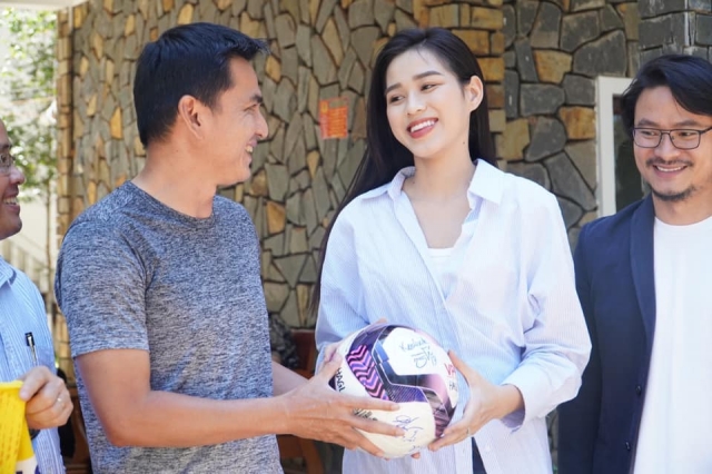Dàn hoa hậu Việt Nam đại náo Pleiku, tiếp lửa cho thầy trò Kiatisak Ảnh 5