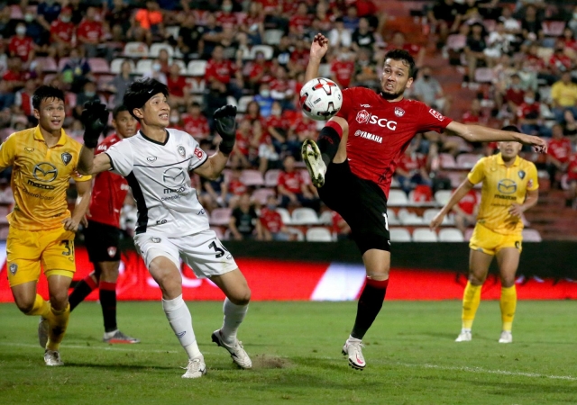 Thanachai Nurat (áo trắng) của CLB Nakhon Ratchasima đã chiếm chỗ của Văn Lâm trong đội hình tiêu biểu Thai League vòng 13