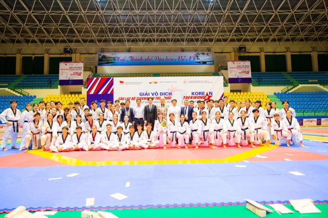 Hành động ý nghĩa của BTC trong ngày khai mạc giải Taekwondo toàn quốc Ảnh 1