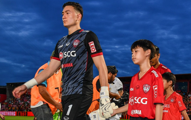 Văn Lâm tan tác mành lưới vì hàng thủ 'mơ ngủ' của Muangthong Ảnh 1