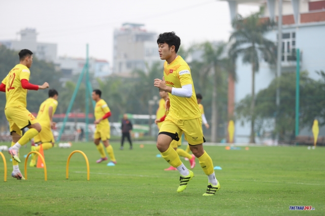 Quang Hải tập riêng với bác sĩ Choi sau khi dính chấn thương Ảnh 9
