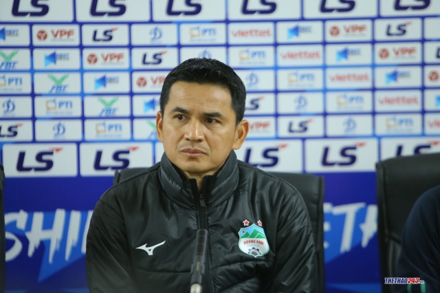 HLV Kiatisak: 'Tôi sẽ không nói chuyện bóng đá với Lee Nguyễn' Ảnh 1