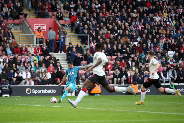 Tottenham có bàn thắng vươn lên dẫn trước ở cuối hiệp 1. Ảnh: GETTY