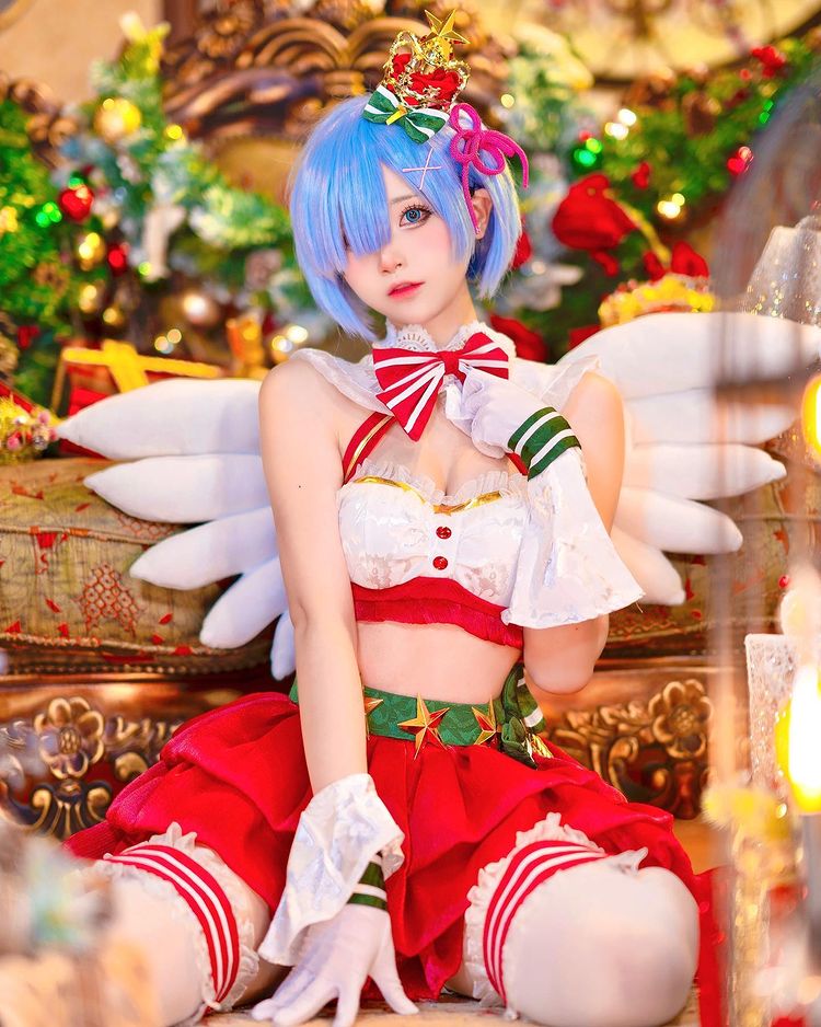 Hãy chiêm ngưỡng bức ảnh cosplay SeeU Giáng Sinh lung linh để cảm nhận sự đam mê và nhiệt huyết của các fan hâm mộ.