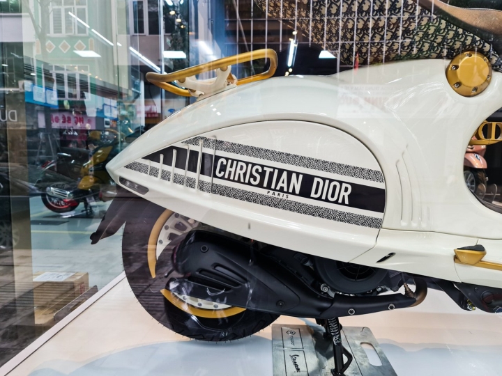 Vespa 946 Christian Dior sang tay với giá hơn 11 tỷ đồng chênh 400 triệu