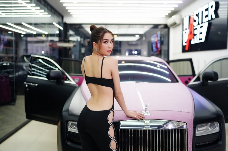 That girl know what she wants and who she is  fashion fashionstyle  fashioninsta rollsroyce rollsroycewraith nft wraith hermes   Instagram