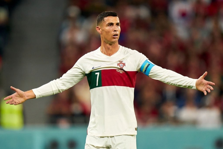 Ronaldo: Siêu sao bóng đá Ronaldo đang khiến fan hâm mộ toàn thế giới phát cuồng với phong cách chơi bóng đá của anh! Hãy xem hình ảnh liên quan để đắm chìm trong niềm đam mê bóng đá của bạn!