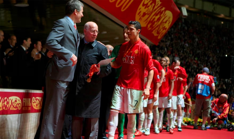 Bobby Charlton: Cậu bé 10 tuổi và hiện thân của Manchester United 344767