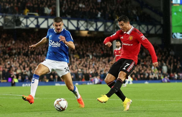 Giải mã pha ăn mừng độc lạ của Ronaldo trong trận đấu với Everton 201223