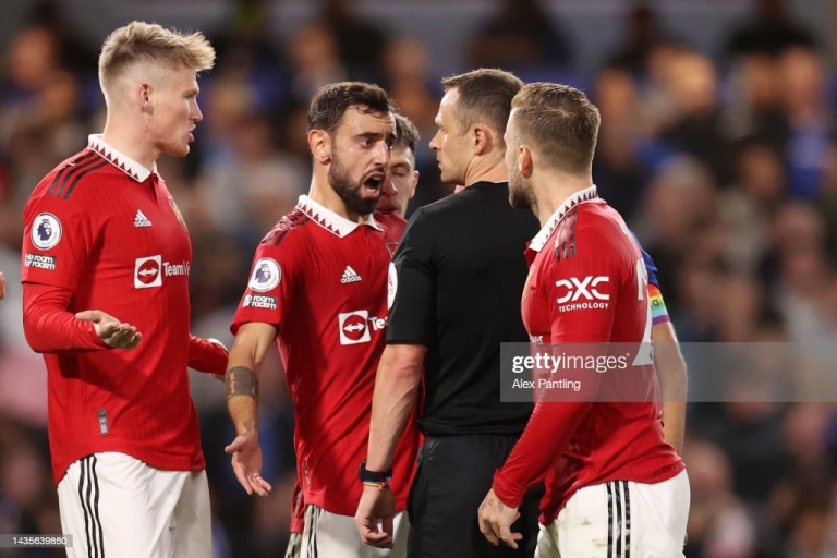 Bruno Fernandes đã 'pressing' trọng tài như thế nào khi Man Utd bị thổi  penalty?