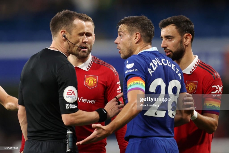 'Pressing' trọng tài trong trận với Chelsea, Man Utd đối mặt với án phạt từ FA 209118