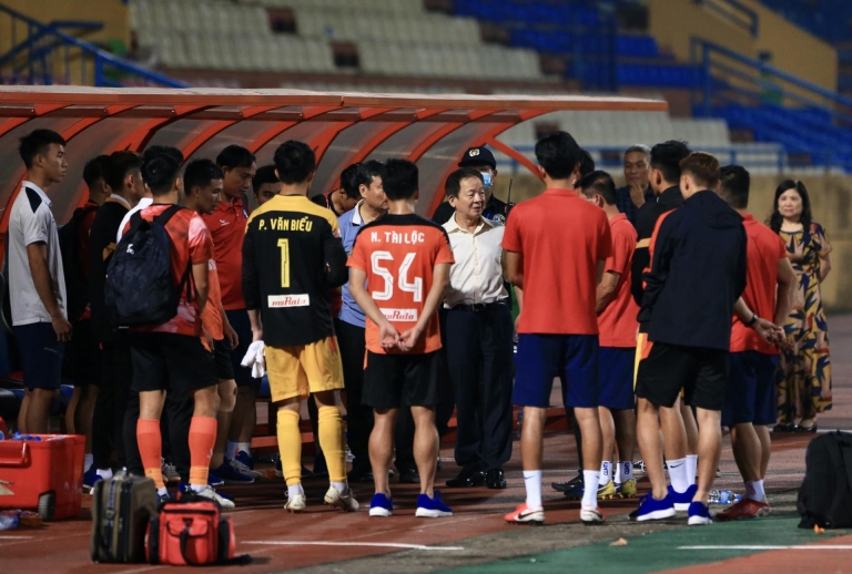 Bầu Hiển xuống sân động viên SHB Đà Nẵng sau trận thua trước Hà Nội FC-211239