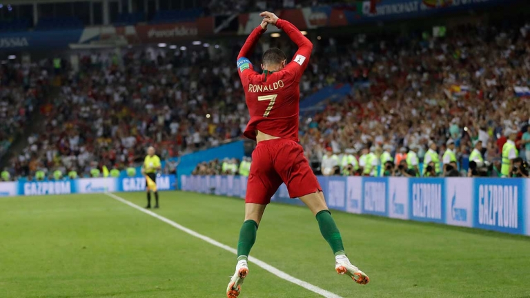 Ronaldo, World Cup, ăn mừng - Bạn muốn đến với bầu không khí sôi động của một trận đấu World Cup? Hãy xem những hình ảnh Ronaldo ăn mừng sau khi ghi bàn thắng. Những khoảnh khắc này không chỉ mang đến những cảm xúc sung sướng mà còn đem lại nhiều niềm tin cho đội bóng.