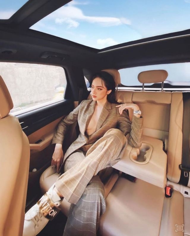 CEO Hương Giang là một trong những nữ doanh nhân thành công trong lĩnh vực xe hơi với nhiều năm kinh nghiệm và sự quyết tâm không ngừng nghỉ. Người đàn bà này chắc chắn sẽ truyền động lực cho bạn để theo đuổi ước mơ của mình.