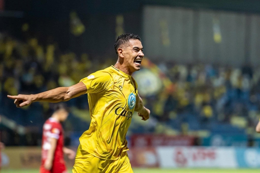 Trung vệ Brazil cao 1m95 chính thức có bến đỗ mới tại V.League 677879