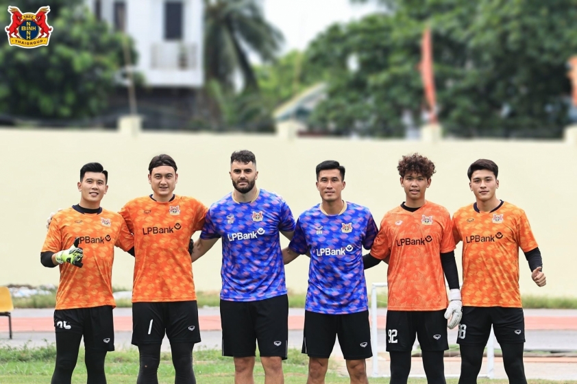 Việt kiều Thái Lan cao 1m97 cập bến đại gia V-League 683576