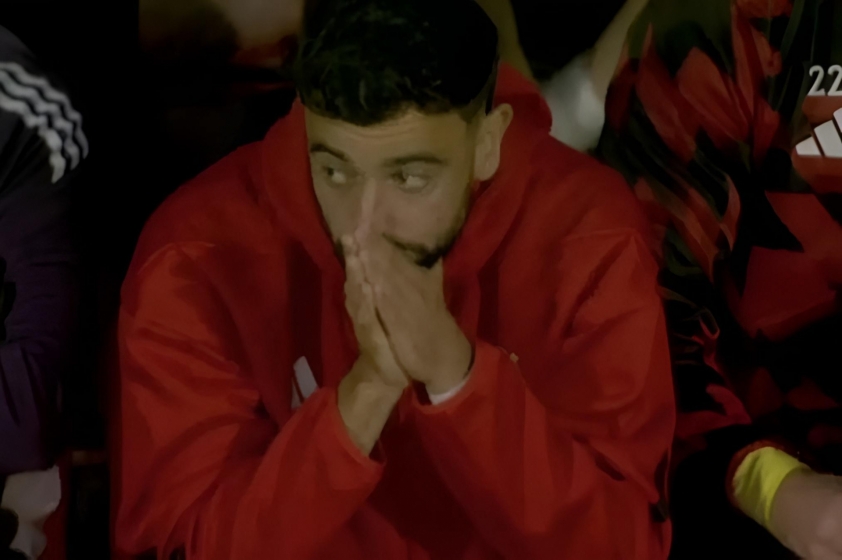 Bruno Fernandes sốc khi MU thua đau đội hạng 4 nước Anh 4 Bruno Fernandes thất thần, Man Utd muối mặt rời Carabao Cup trước Grimsby Town 693402