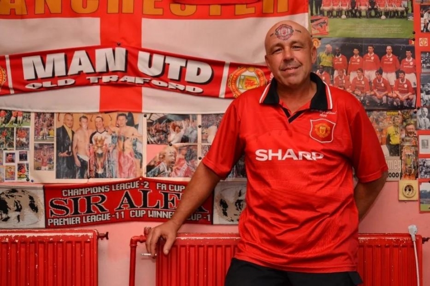 CĐV hy sinh cả thanh xuân để mang tên Manchester United 4 CĐV dành cả cuộc đời chỉ để muốn đổi tên thành Manchester United 723704