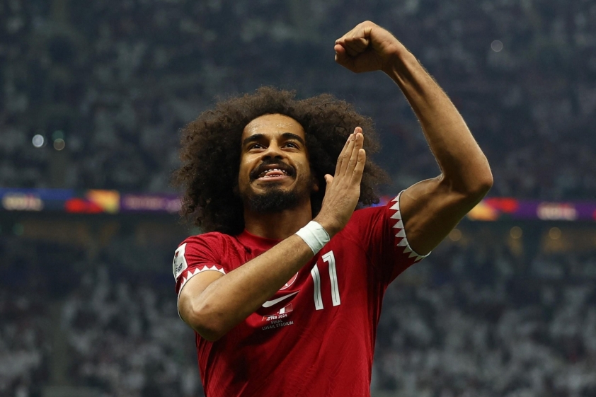 "Sao bóng đá châu Á bị chỉ trích vì kêu gọi CĐV câu giờ" 5 Akram Afif đang bị chỉ trích mạnh mẽ. Ảnh: CNN