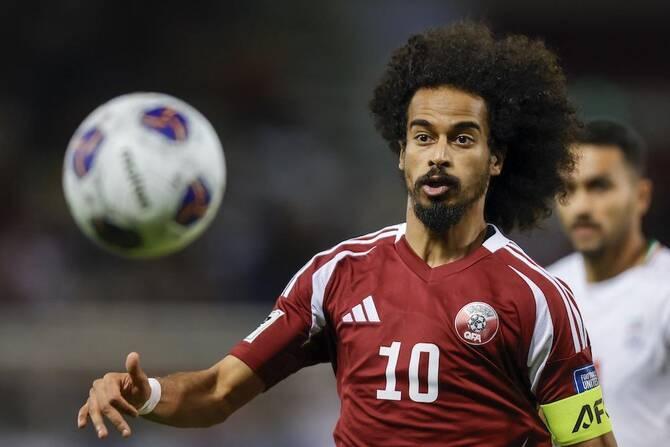 "Sao bóng đá châu Á bị chỉ trích vì kêu gọi CĐV câu giờ" 4 Akram Afif kêu gọi CĐV ném đồ xuống sân trong trận đấu. Ảnh: CNN