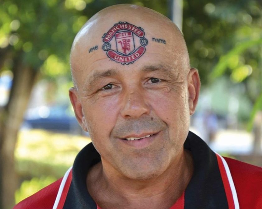 CĐV hy sinh cả thanh xuân để mang tên Manchester United 5 CĐV dành cả cuộc đời chỉ để muốn đổi tên thành Manchester United 723705