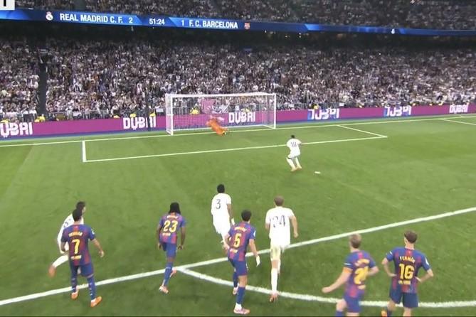 Kỷ lục 'hoàn hảo' của Mbappe bị phá trong trận El Clasico 4 Mbappe thực hiện cú sút phạt đền không thành công.