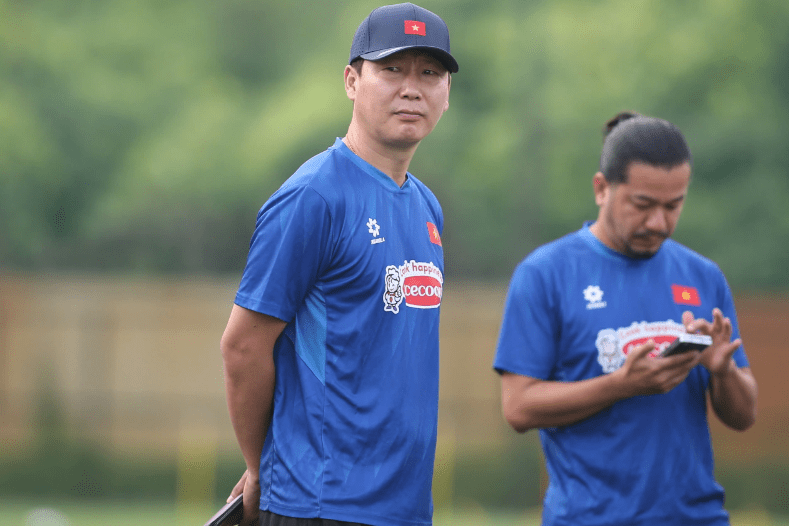 HLV Kim Sang-sik chia sẻ quan điểm thẳng thắn về cầu thủ Việt Nam 4 HLV Kim Sang-sik nhận xét thẳng thắn về các cầu thủ Việt Nam 733170