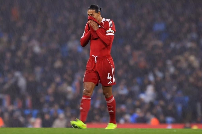 Van Dijk chán nản sau thất bại 0-3 của Liverpool trước Brighton 4 0_Manchester-City-v-Liverpool-Pr