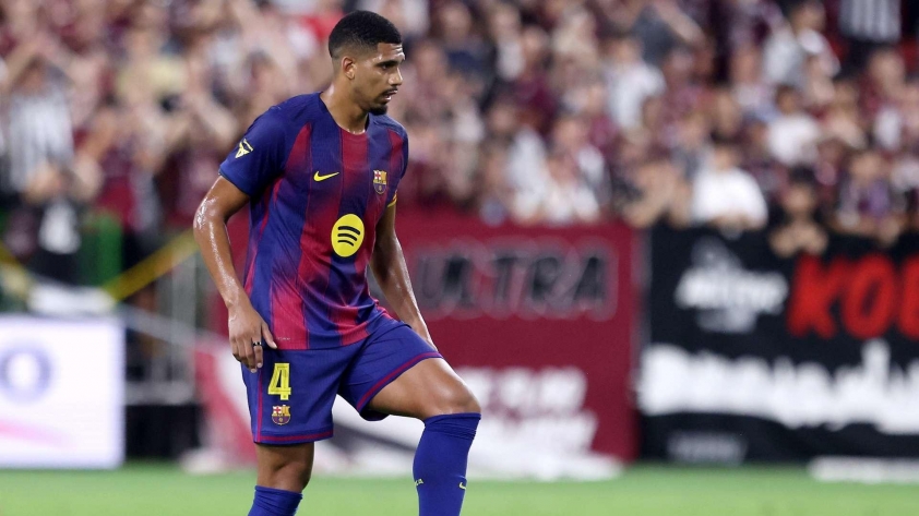 HLV Barcelona lên tiếng novề tương lai của trụ cột 675059