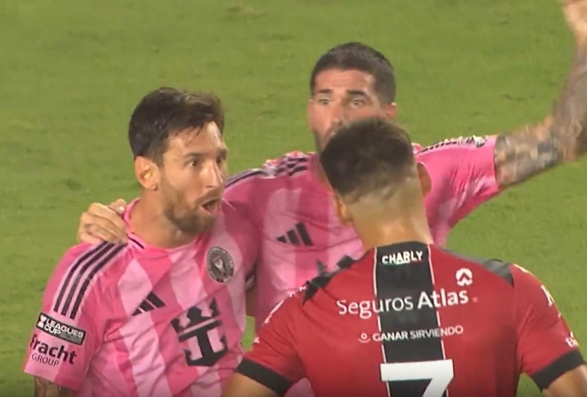 Lionel Messi thể hiện thái độ với đối thủ khi ăn mừng bàn thắng 675679