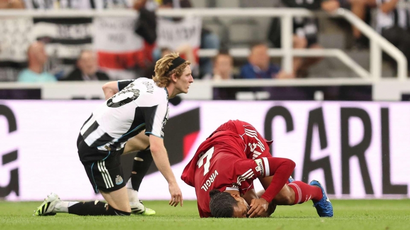 Anthony Gordon xin lỗi Virgil van Dijk