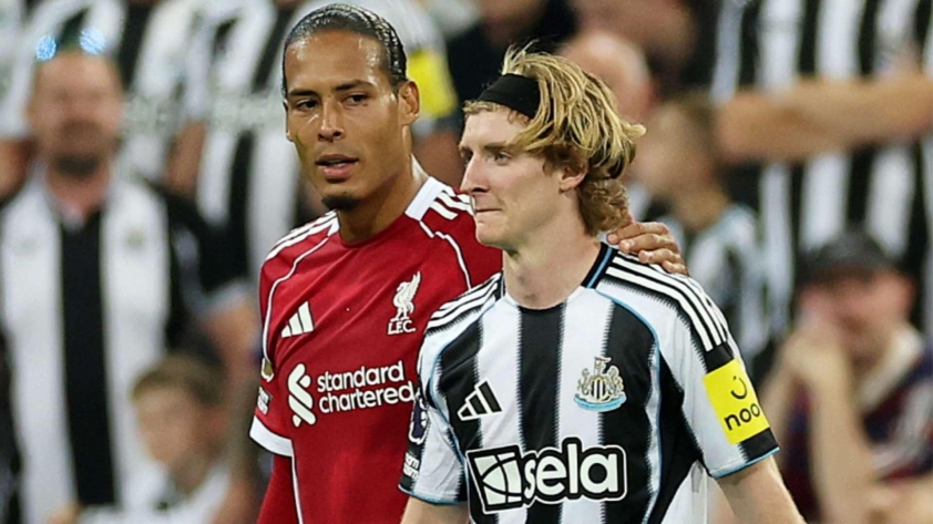 Anthony Gordon xin lỗi Virgil van Dijk