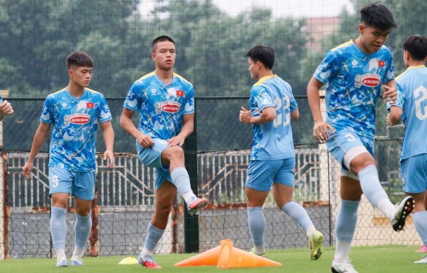 Việt kiều Trần Thành Trung chia sẻ về HLV Kim Sang Sik và mục tiêu 698712