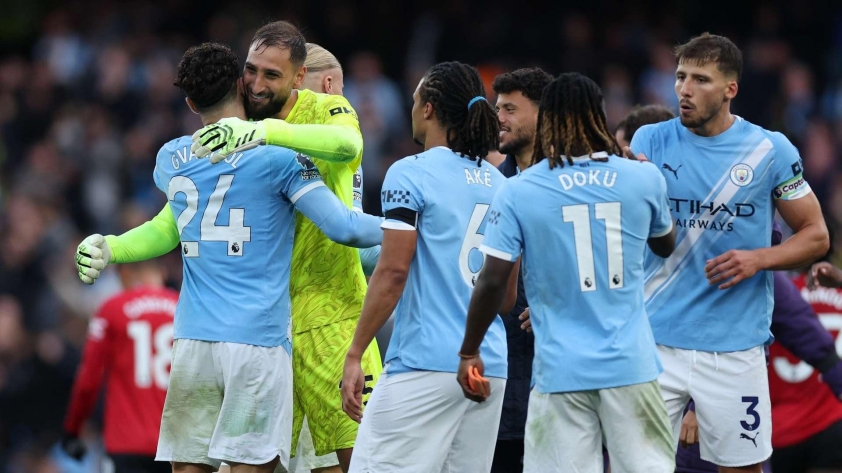 Mặc áo MU, nhân viên tại sân Man City bị đuổi việc 704748
