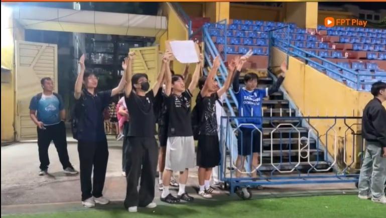 CĐV Hàn Quốc đến xem V-League, cổ vũ đồng hương 725605