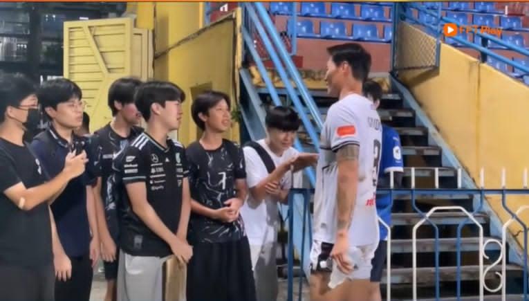 CĐV Hàn Quốc đến xem V-League, cổ vũ đồng hương 725606