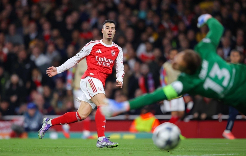 Gabriel Martinelli ghi bàn liên tục tại Champions League