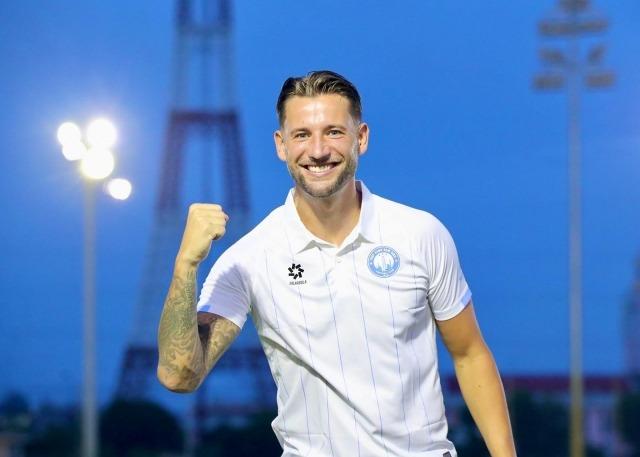 Cựu hậu vệ Ajax chia sẻ thu nhập gây bất ngờ khi chơi bóng ở Việt Nam 4 537201187_17863022820452504_3296